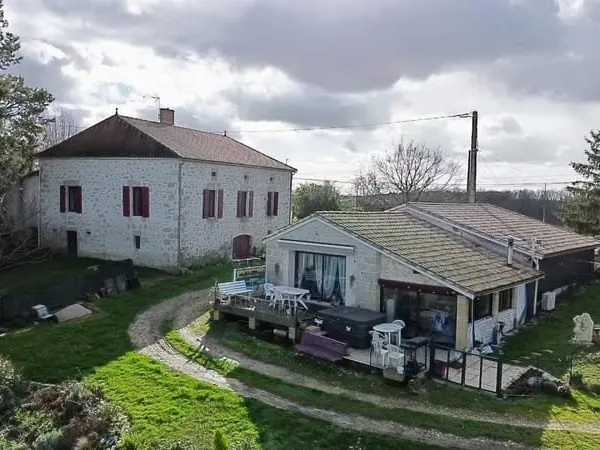 Deux maisons sur 5 ha au coeur de la campagne