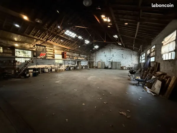 Hangar proche port et gare
