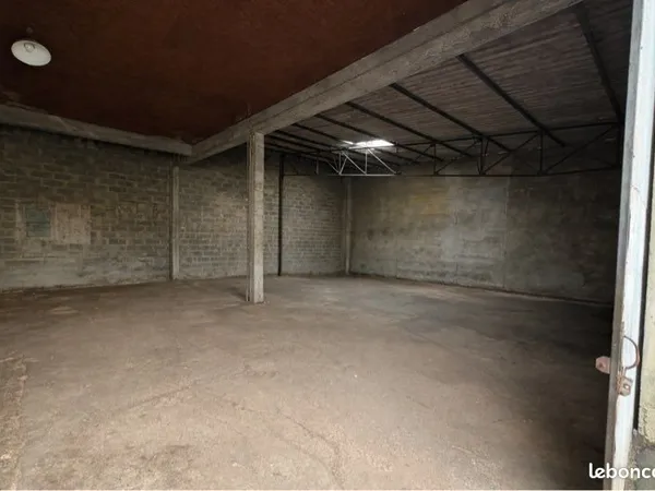 230m2 à Dax: Local à louer