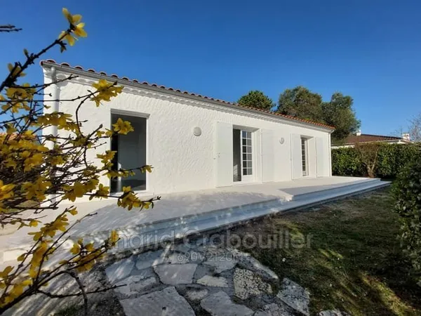 Cette villa entièrement restaurée située au coeur de la ville d