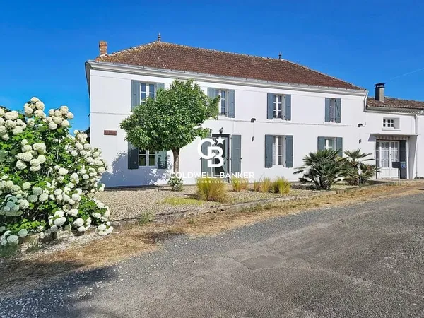 Ancienne ferme de caractère avec cave du XIIe siècle et distillerie : environ 230 m² en Haute-Sainto