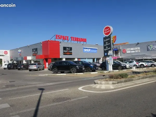 Très beau local + grand parking, Espace Terradou