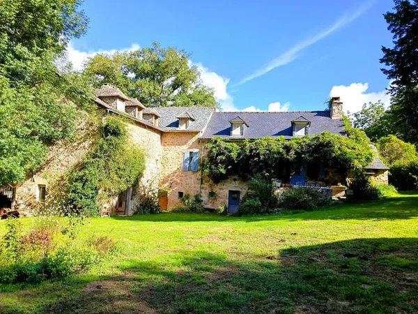 Lunac: Propriété de caractère avec trois habitations , piscine et vues panoramiques