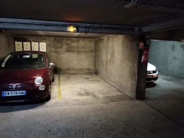 Loue place de parking Paris 17ème Épinettes 9m²
