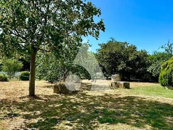 Terrain 594 m²