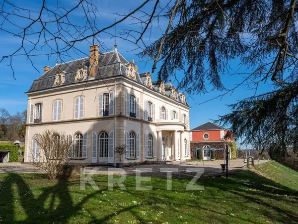 Écully — Château du XIXe siècle au coeur d'un parc de près de quatre hectares
