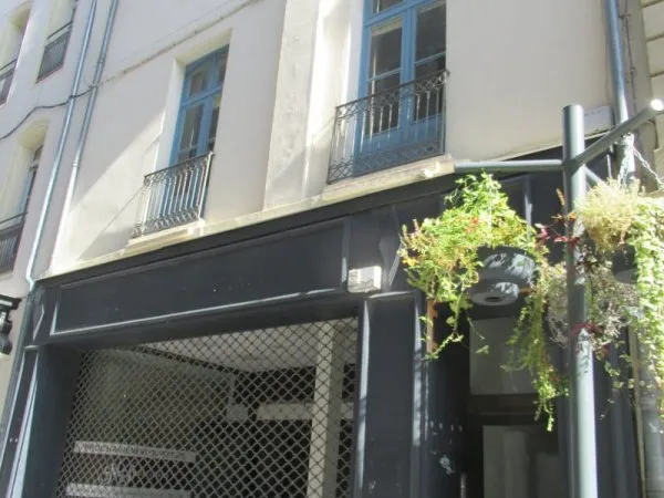 Béziers ! Beau local professionnel de 144m2 dans rue piétonn
