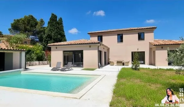 Propriété contemporaine d'exception aux lignes provençales, à proximité immédiate du centre d'Aix-en