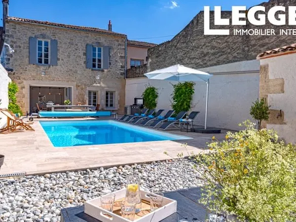 Maison de village avec 5 chambres, 4 salles de bains et piscine — Magnifiquement rénovée !