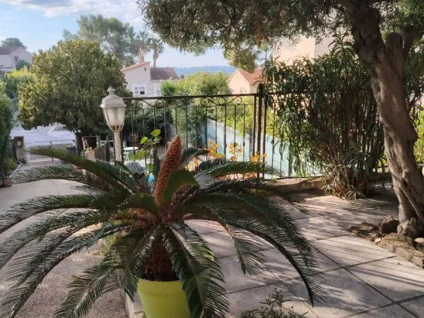 Loue appartement meublé 80m² en rez de jardin de maison