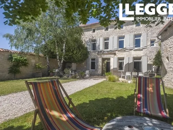 Propriété 19ème siècle sur grand terrain clos et arboré, nombreuses dépendances, tous commerces à pi