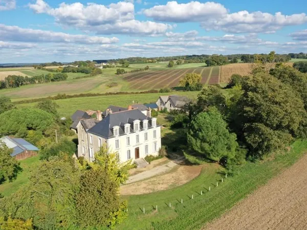 MAISON DE MAITRES & SES COMMUNS EN ANJOU SUR 7 HECTARES
