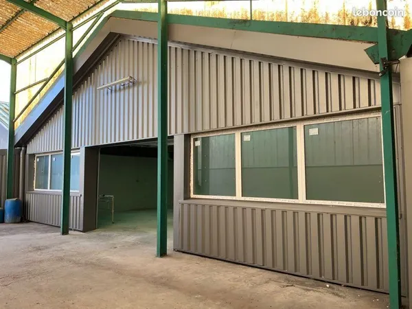 A loue depot commercial 450m2 avec cour commune et clôturer avec coin bureaux excellent pour stockag