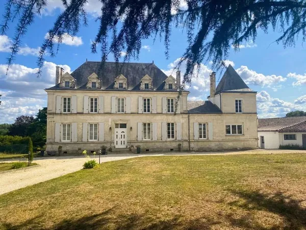 Maison de Maître offrant 6 chambres, terrain de tennis, piscine et maison de gardien