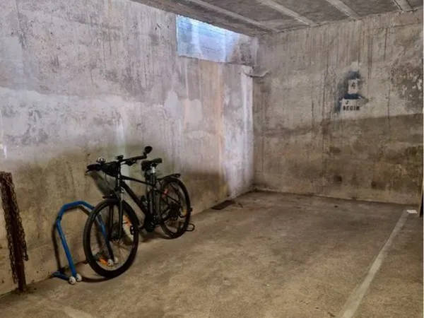 Place parking sécurisée Place Flore