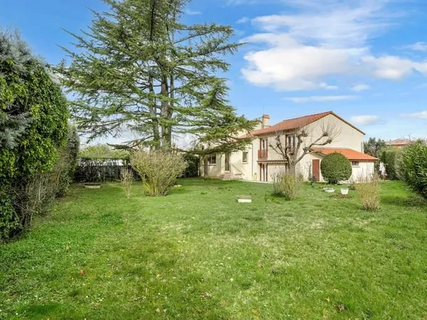 MAISON FAMILIALE À CASTELGINEST : CALME ET VOLUMES À 5 MIN D