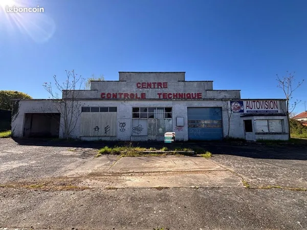 Local 556 m² LYS HAUT LAYON