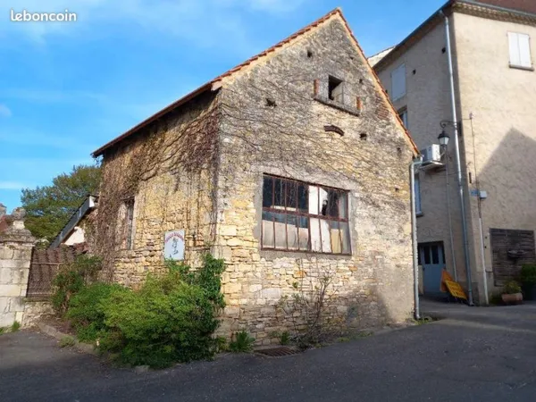 Salviac centre bourg grange à renover