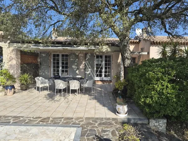 Maison individuelle avec jolie piscine et pool house, et app