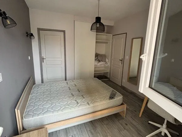 Grande chambre dans collocation