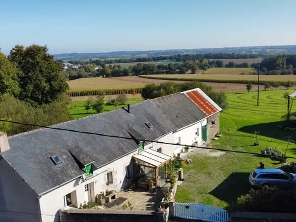 MORBIHAN, Near Rohan, Longère de 2 chambres, plain-pied, dépendances, 1,2 hectare et vue imprenable