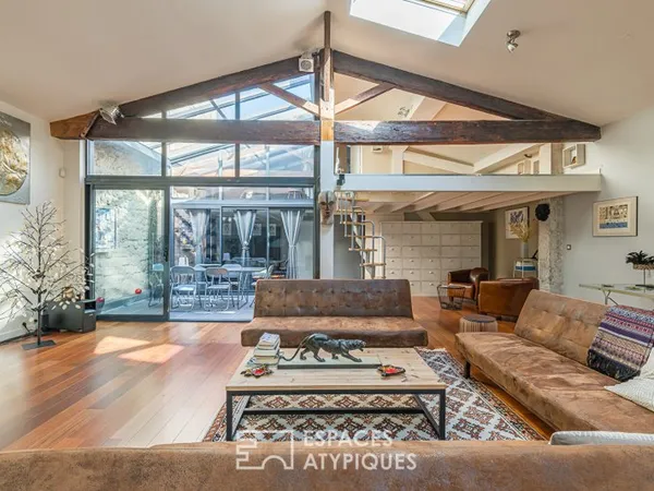 Grand loft lumineux avec terrasse couverte