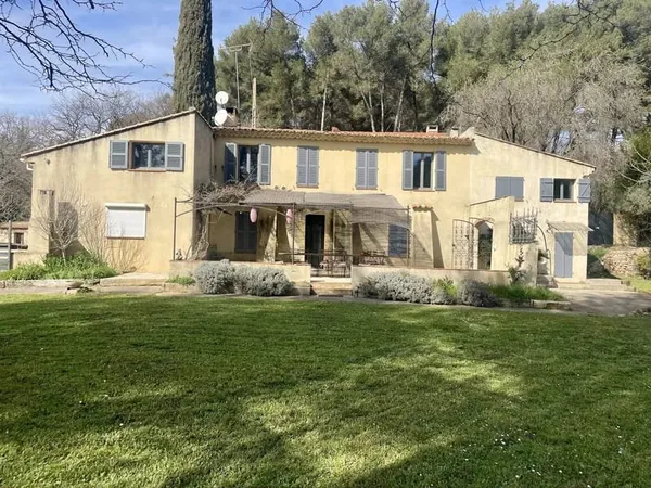 Authentique Mas provençal 200 m² sur 7000 m²
