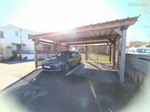 Stationnement sous carport sécurisé 2.5m de large 5 m de long Excellente rentabilité. Faible charge 