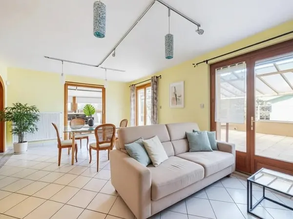 Maison 9 pièces de 198 m2 en vente à Douvaine
