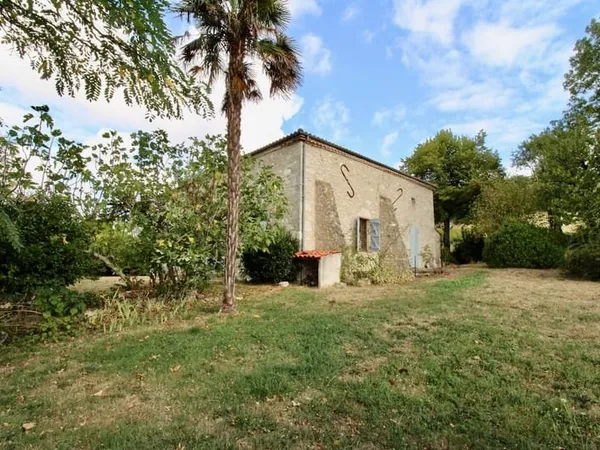 Maison en pierre au calme avec un très beau volume et un terrain de 5000m2. Venez découvrir cette su