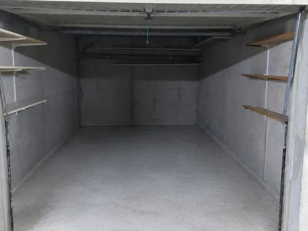 Location garage sécurisé avec badge Entrée sécurisée avec porte sectionnelle Parking souterrain ferm