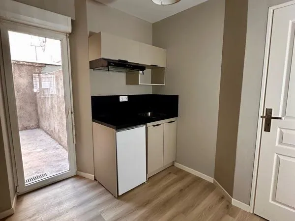 Studio rénové d'env 22 m² - Nancy centre - Cour privative