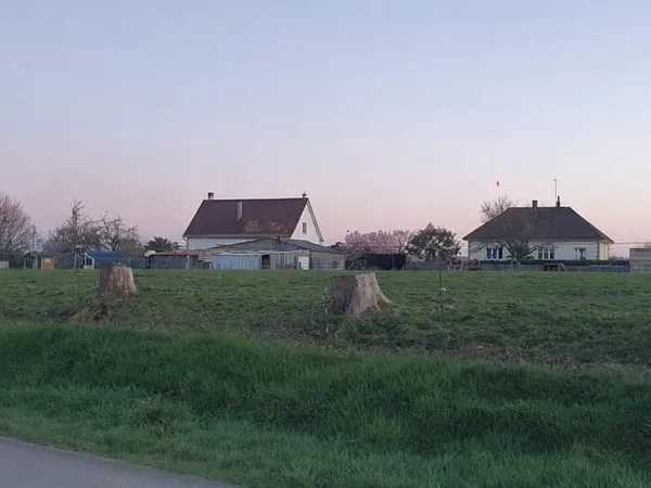 Terrain constructible de 1 323 m2 à Saint Hilaire du Harcoue