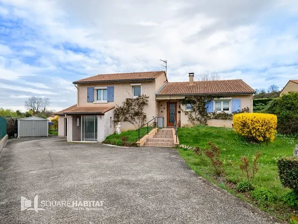 A SAISIR !!! Au centre du village, charmante villa de 140m² env. avec garage et terrain de 945m²
