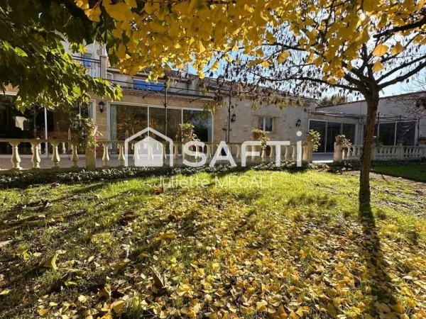 Grande maison en pierre avec piscine intérieure