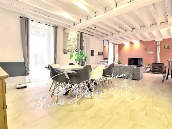 Maison rénovée avec grange et terrain ? Coeur de bourg avec commodités