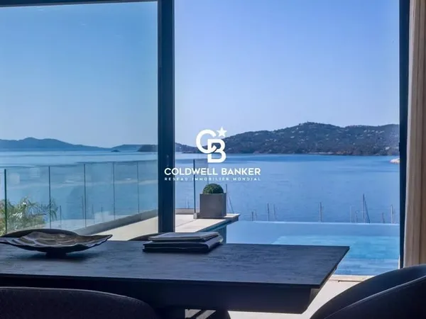 Villa suspendue au-dessus de la Méditerranée, Emplacement premium