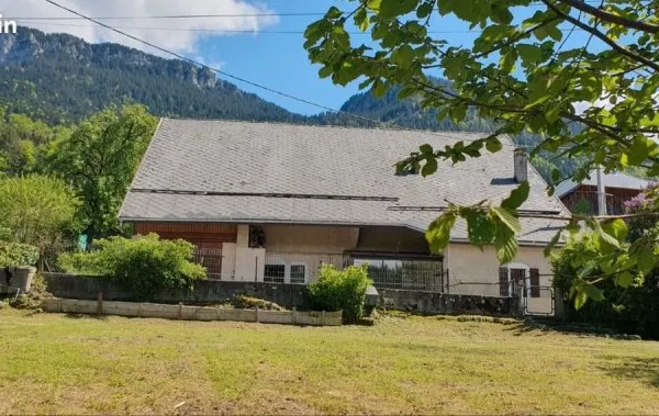 Ancienne ferme - 120 m² habitables + environ 320 m² exploitables - terres agricoles en option