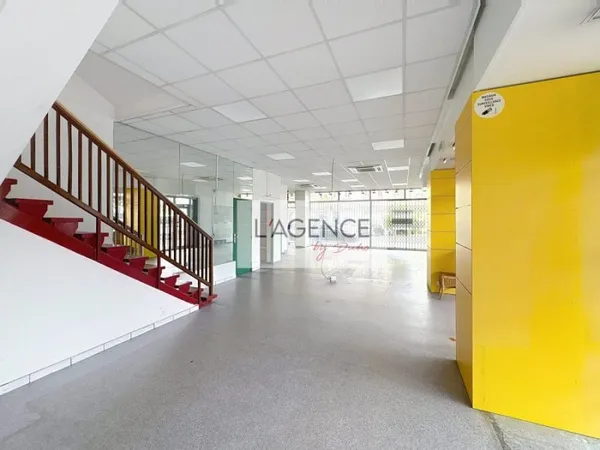 Local commercial 194 m²