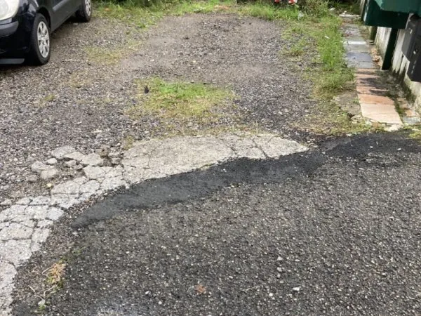 Une place de parking extérieure en copropriété