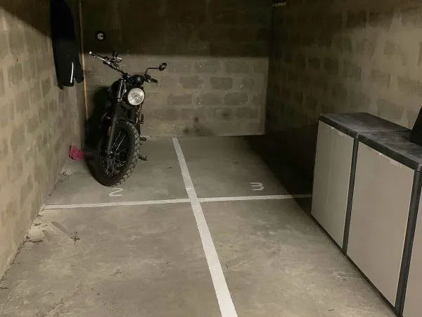 Loue place de parking pour 2 roues dans un box fermé