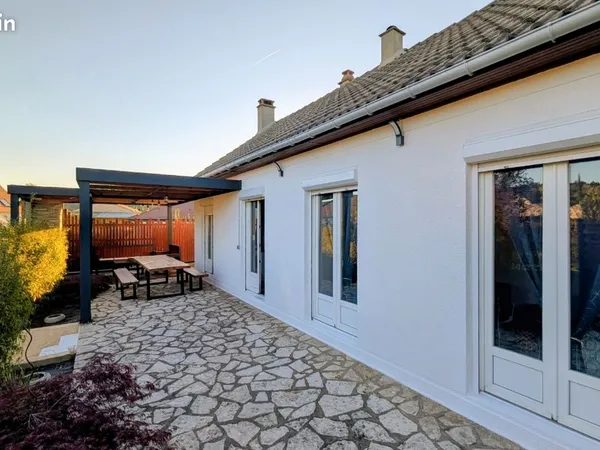 MAISON PLAIN-PIED à 10 minutes d'Etampes. 130 m² utiles - sous-sol complet 70 m² - terrain 900 m² - 