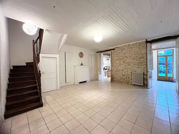 Villeneuve / Lot, maison d'environ 212m² avec jardin et garage