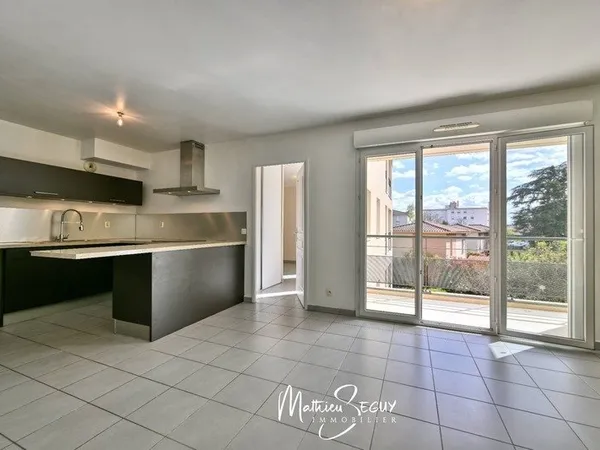 Craponne - Appartement T2 avec terrasse et place de stationnement extérieur