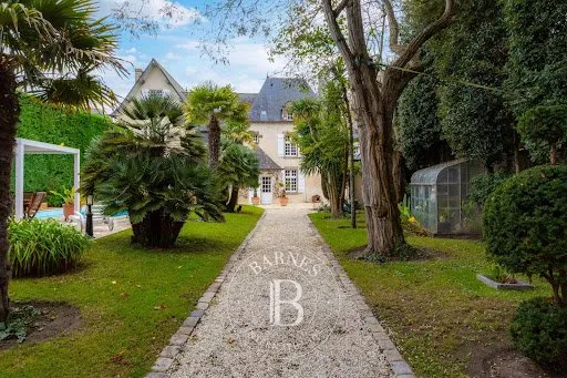 Maison 9 pièces 351 m²