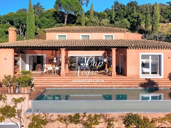 Propriété d'architecte piscine vue mer au Rayol-Canadel-sur-Mer Golfe de Saint-Tropez