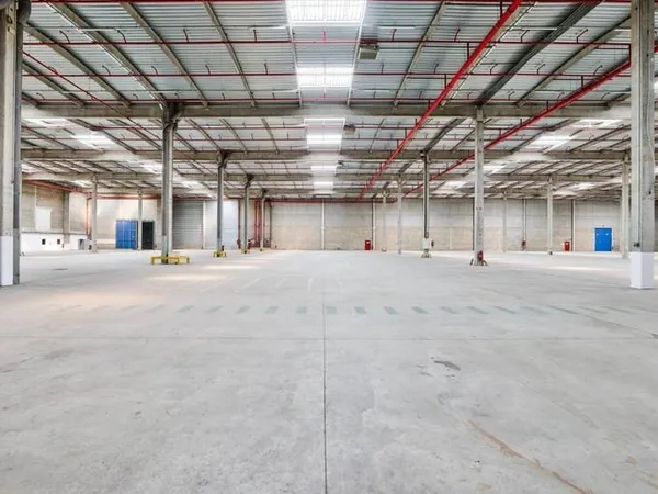Entrepôt 8460 m²