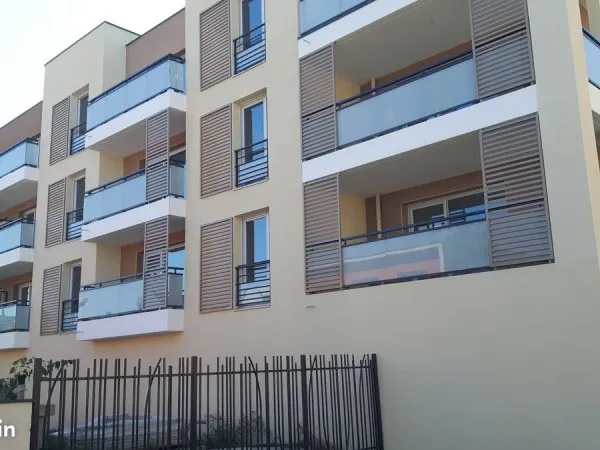 Garage box fermé avec électricité individuelle