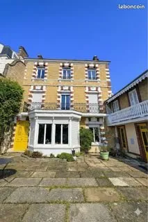 Grande maison terrasse, jardin et boxes le tout AU CALME absolu