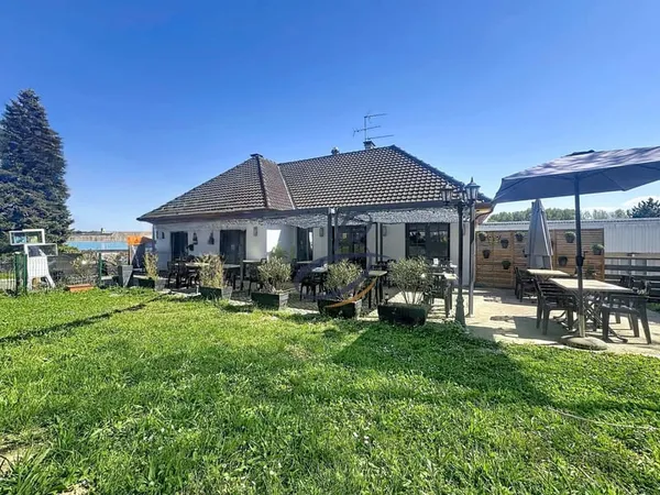 Local commercial avec cheminée et terrasse - Saint-Jean-de-Soudain